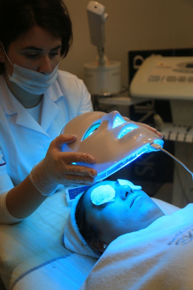 LED Face Mask: Apa Itu dan Cara Pakainya di Rumah